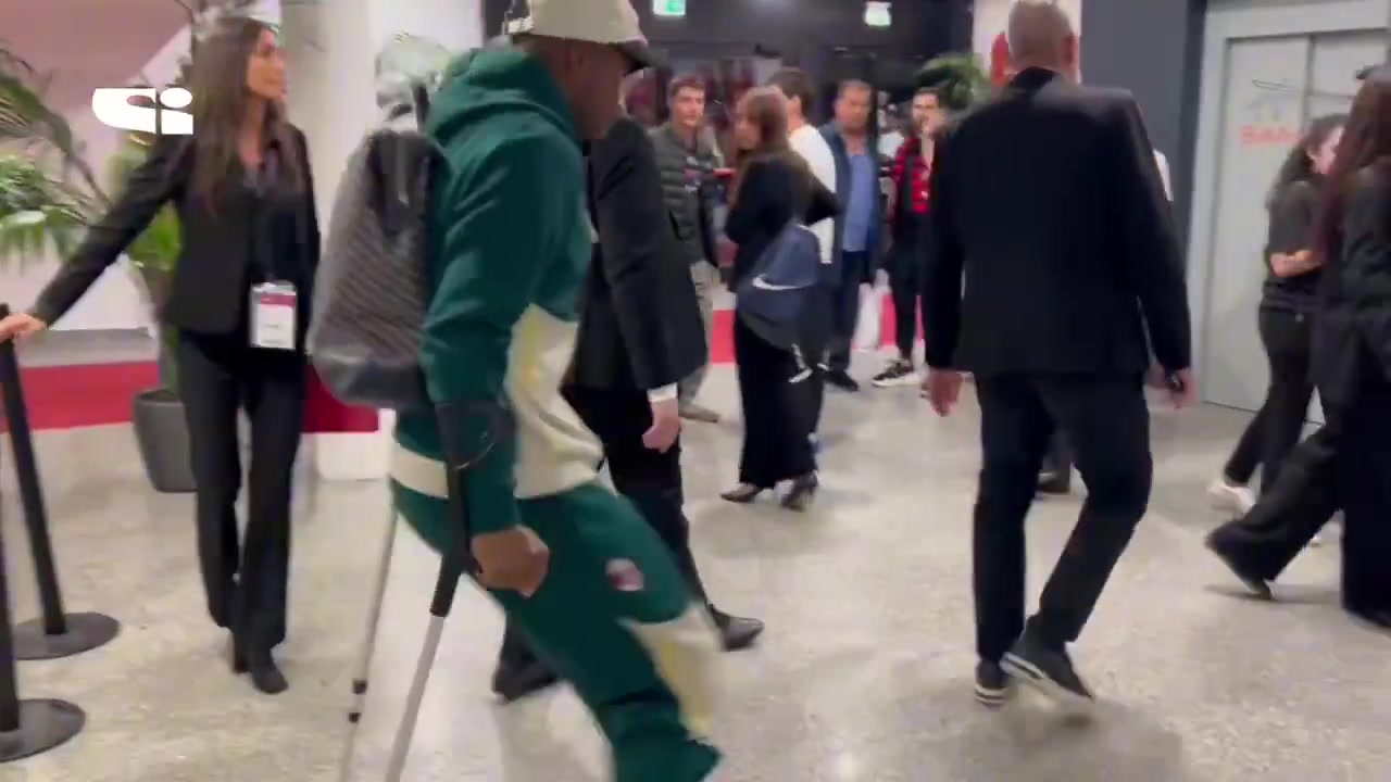 看上去傷情并不樂(lè )觀(guān)！邁尼昂被拍到在米蘭賽后拄拐離開(kāi)