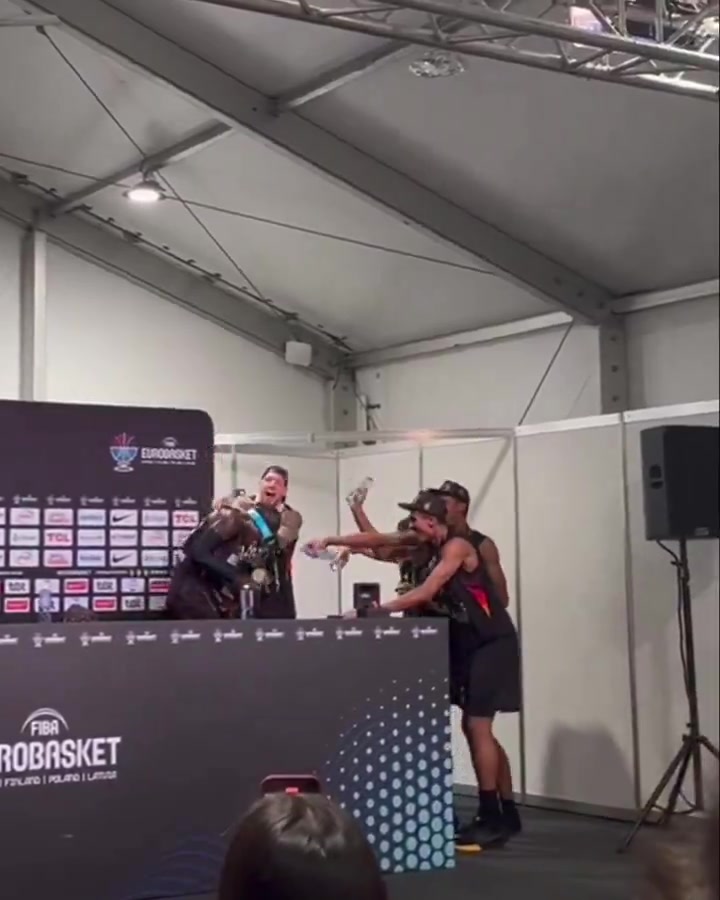 生日夜奪冠+MVP！施羅德賽后新聞發(fā)布會(huì )被隊友潑水慶生&唱生日歌