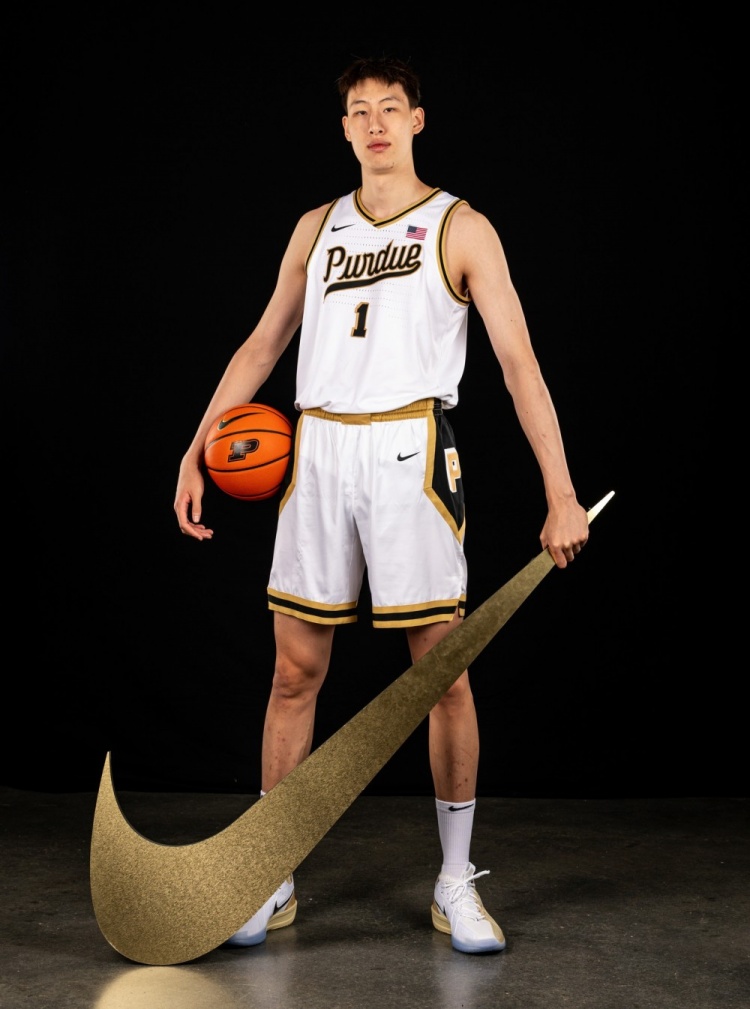 要被瘋搶了！媒體人：晚上快12點(diǎn) 普度大學(xué)教練組依然在等郇斯楠