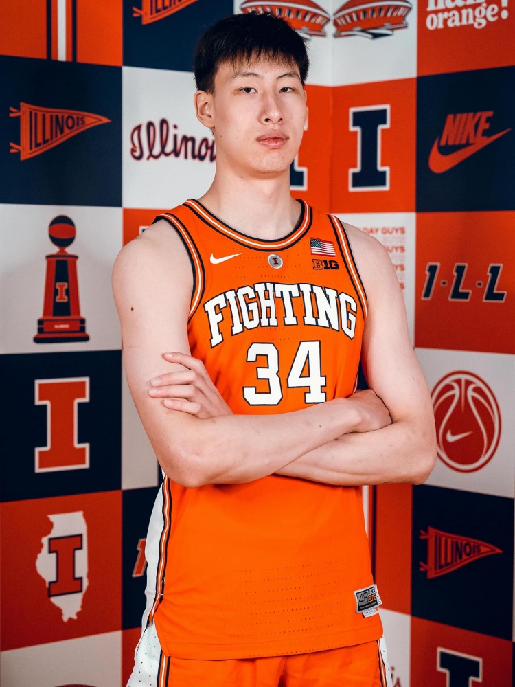 郇斯楠曬伊利諾伊大學(xué)訪(fǎng)校定妝照：很開(kāi)心能帶上國旗拍照