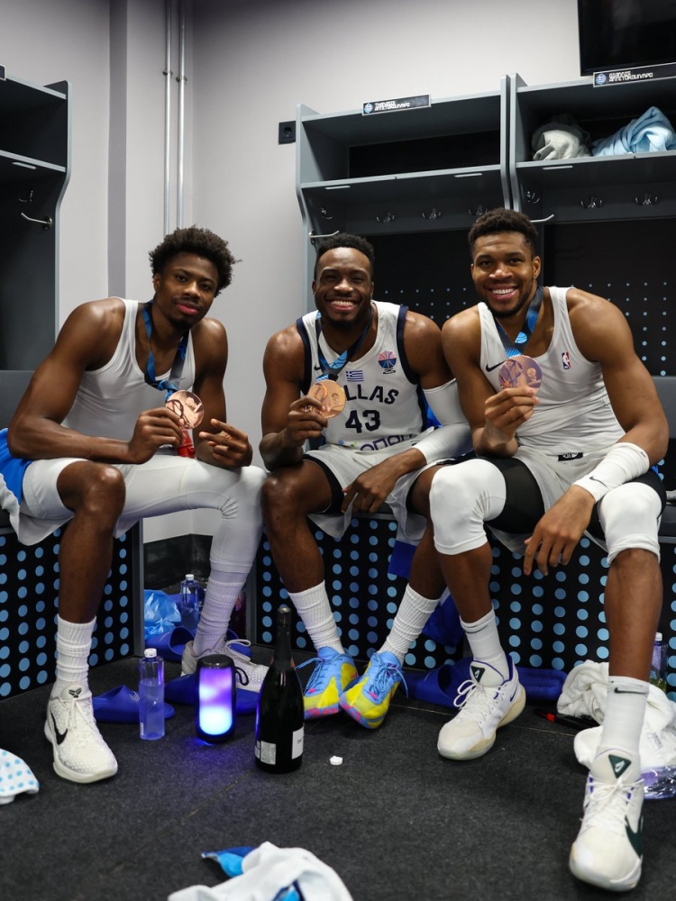 字母曬三兄弟戴獎牌合照！大加祝賀：為國爭光 恭喜你的家人