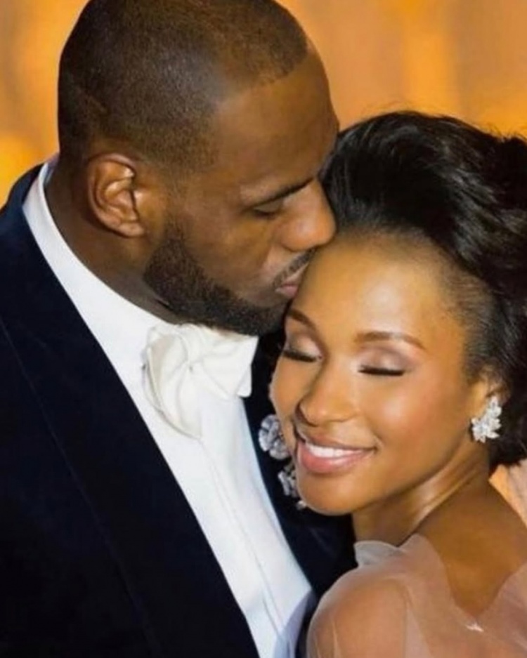 詹姆斯母親曬照：祝我的兒子兒媳結婚紀念日快樂(lè ) 我為你們祈福