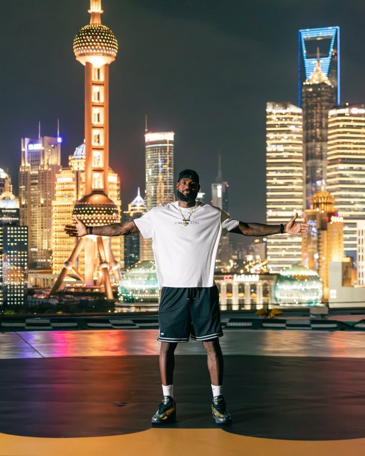 僅用時(shí)5分鐘！攝影師回顧在上海外灘樓頂為詹姆斯拍攝宣傳照