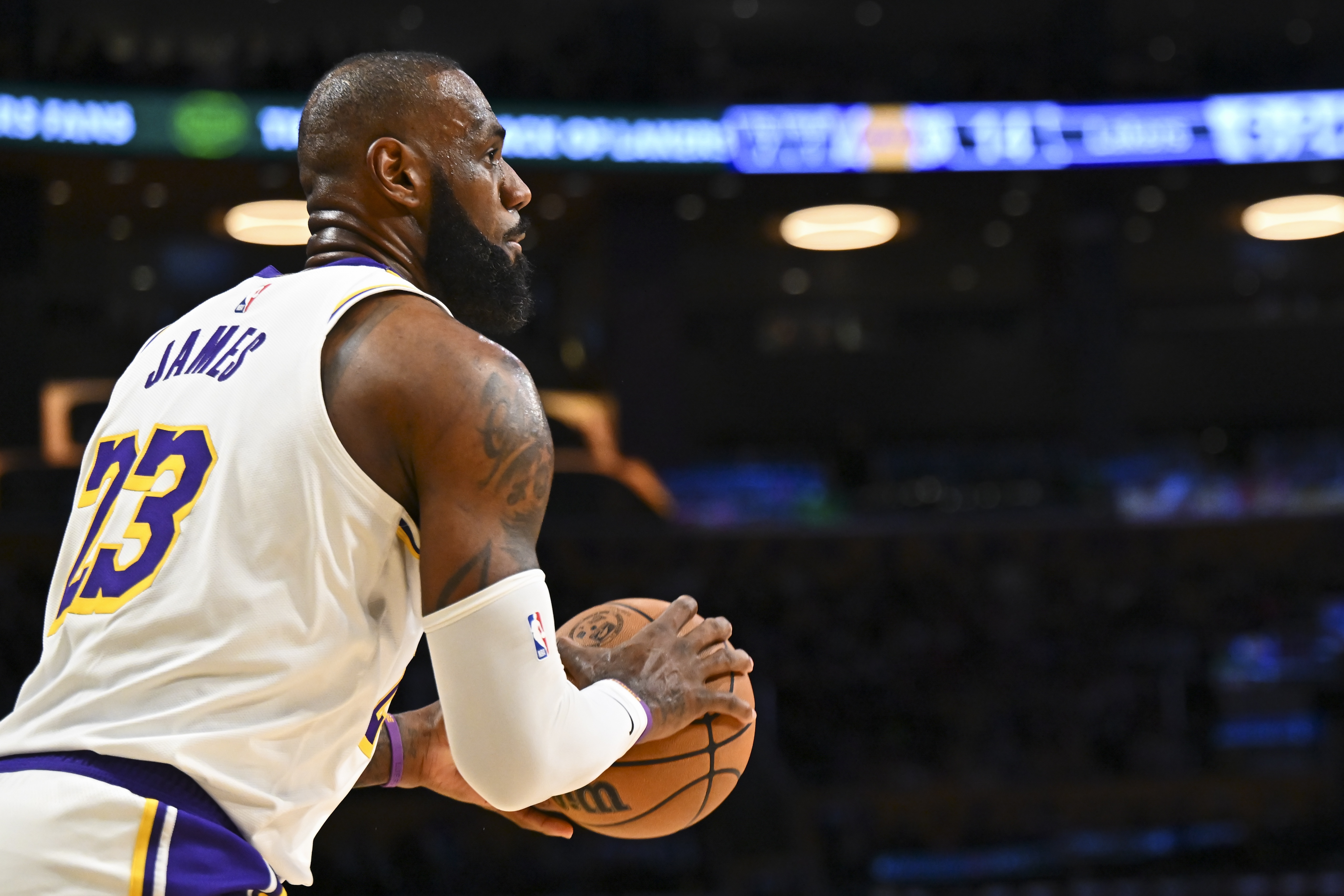 詹姆斯沒(méi)標志性動(dòng)作？查爾莫斯：他標志性動(dòng)作是三分線(xiàn)外突施冷箭