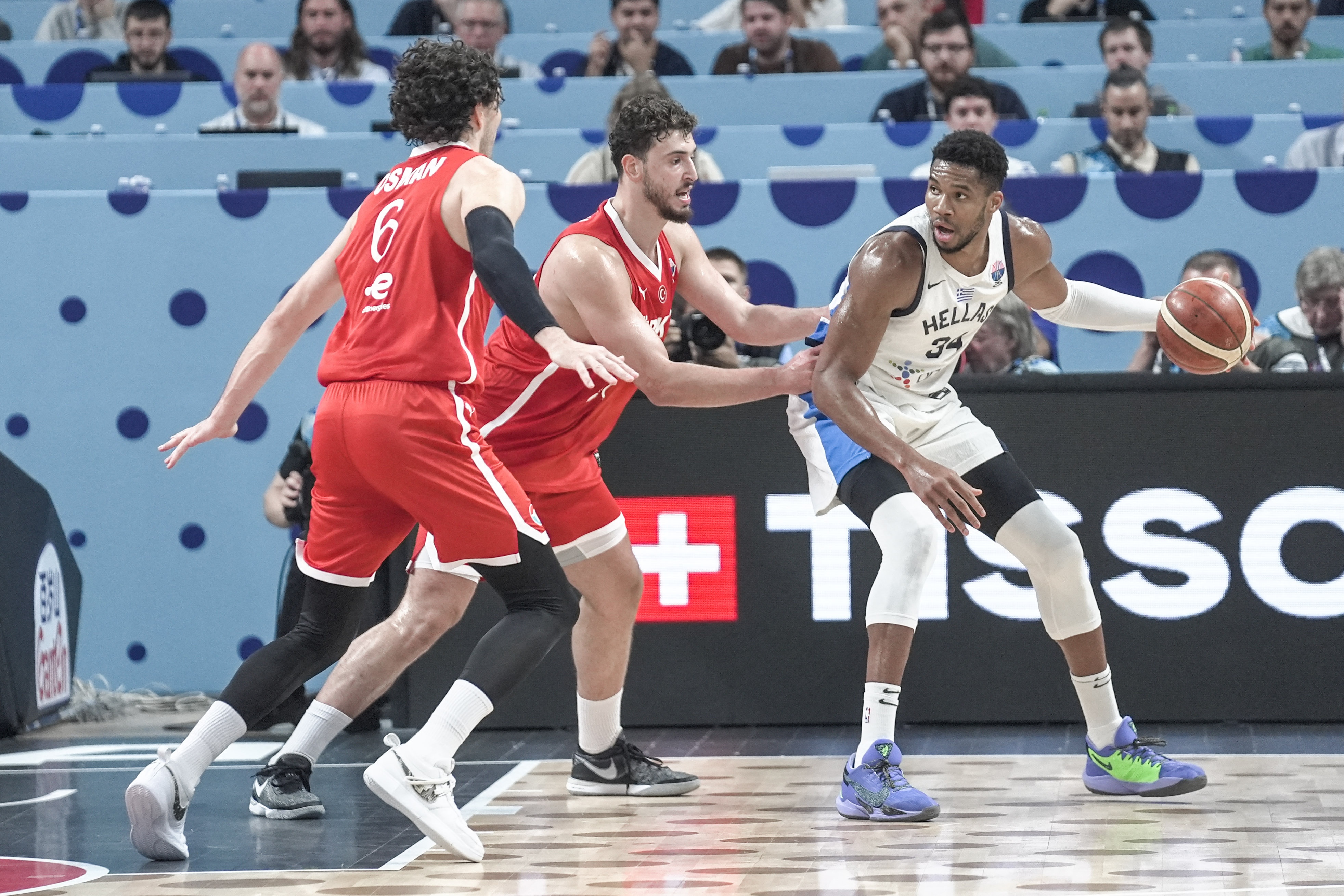 字母哥&申京歐錦賽數據對比！10項統計 字母哥8項占優(yōu)！