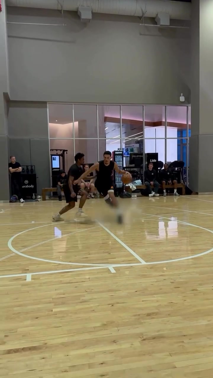 留點(diǎn)懸念！訓練師曬布克訓練集錦 上腳最新簽名鞋但被打上馬賽克