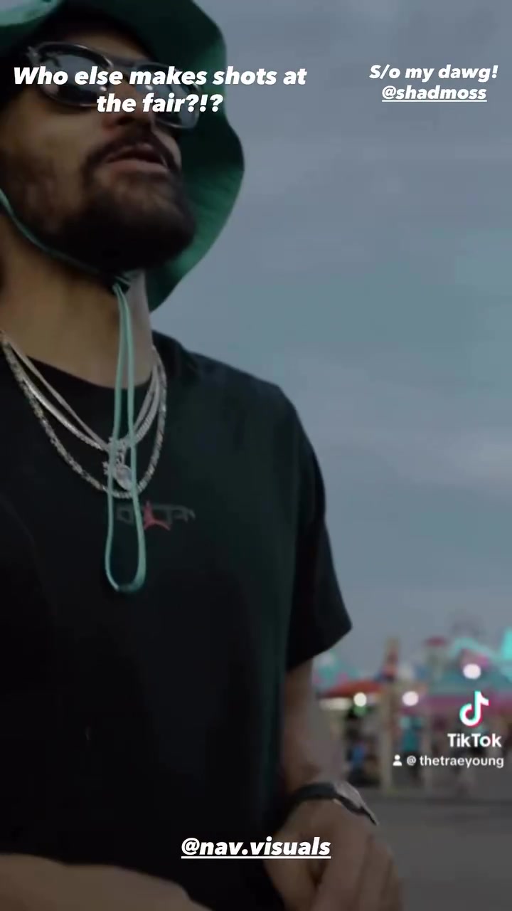 滿(mǎn)級大佬突襲新手村！特雷-楊游樂(lè )場(chǎng)玩投籃游戲 連進(jìn)6個(gè)拿走獎品