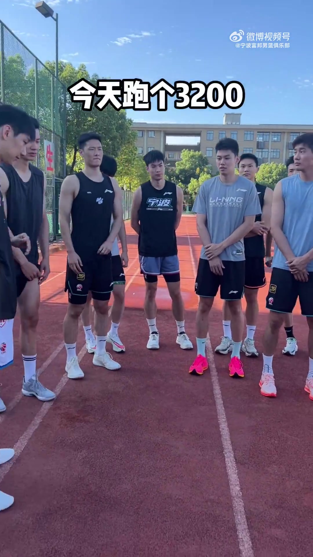 寧波全隊跑3200米 36歲老將劉曉宇第一名沖線(xiàn)且完成套圈