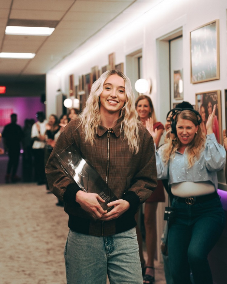 領(lǐng)獎來(lái)了！佩奇-布克斯接過(guò)最佳新秀獎杯！