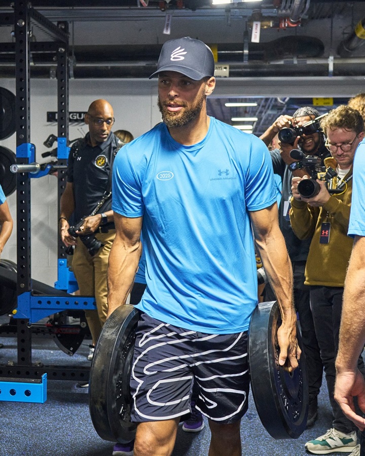 ??17季要來(lái)了！庫里手持杠鈴片參加活動(dòng) 小臂麒麟臂青筋暴起！