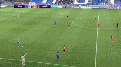 好險！蹇韜出擊至禁區邊摘球脫手，好在二次反應將球拿下