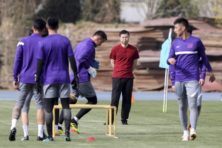 記者：津門(mén)虎今年隊員們之間的聚會(huì )增多了 于根偉鼓勵大家約飯