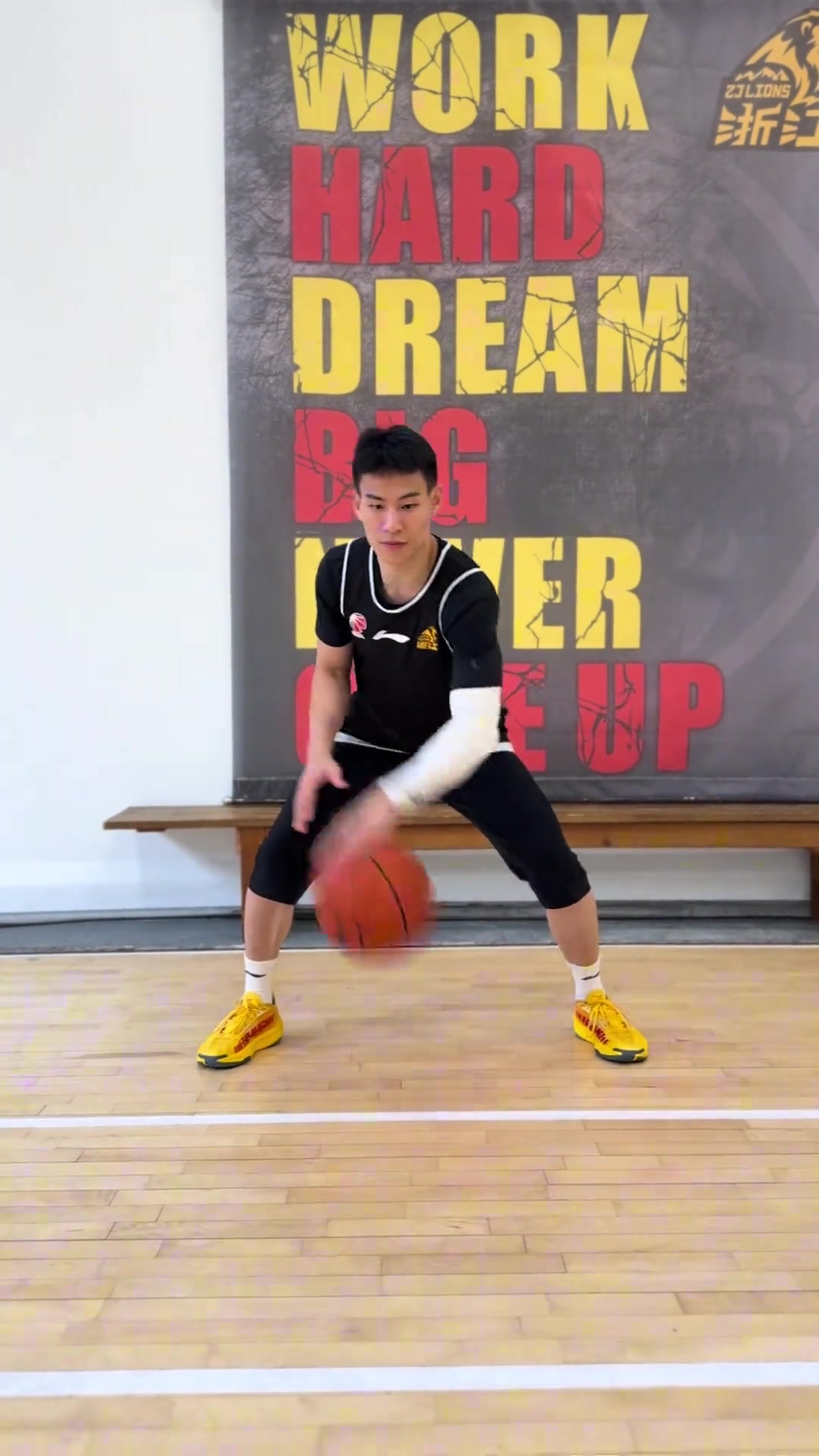 基本功扎實(shí)！林秉圣曬訓練視頻：?jiǎn)吻蜻\球練習