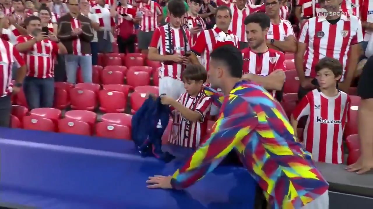 暖心大哥哥??馬丁內利賽后將球衣送給畢巴小球迷，與之親切合影