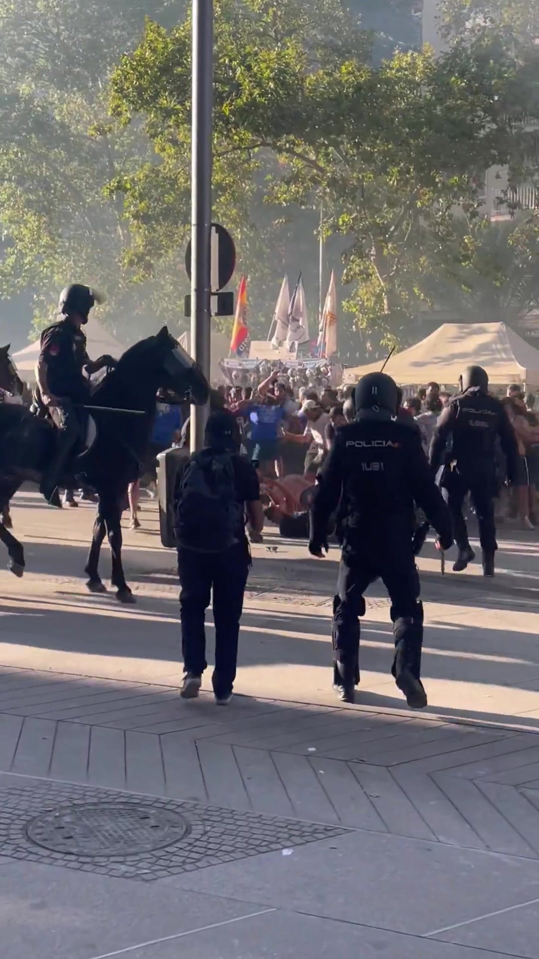 場(chǎng)面失控????伯納烏球場(chǎng)外大批馬賽球迷與警方爆發(fā)沖突