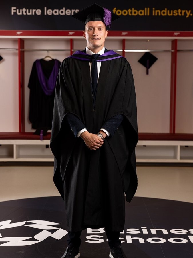 菲爾-瓊斯畢業(yè)感言：退役時(shí)就決定攻讀這一課程，未來(lái)可能做總監