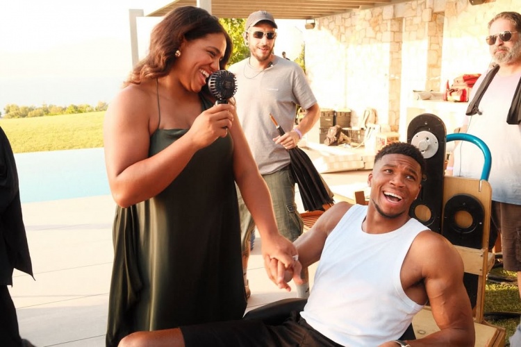 恩愛(ài)夫妻！字母哥曬溫馨照祝妻子生日快樂(lè )：我的摯愛(ài)