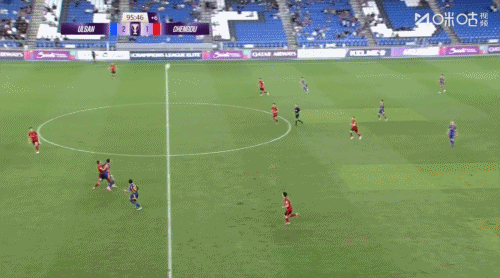 嘲諷拉滿(mǎn)??蓉城中衛李揚后場(chǎng)任意球大力踢出邊線(xiàn) 對手點(diǎn)贊+鼓掌