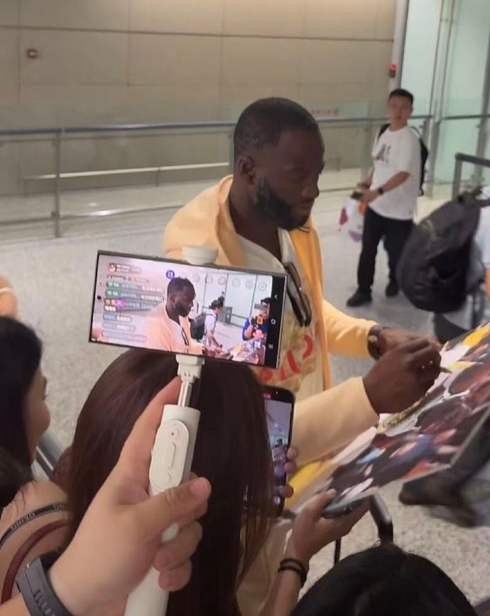 追夢(mèng)格林抵達上海開(kāi)啟中國行 明晚將和陳澤文打百分大戰