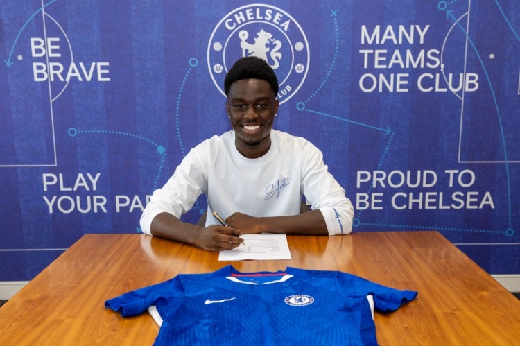 官方：切爾西與18歲后衛安特維簽訂三年新合同，包含兩年續約選項