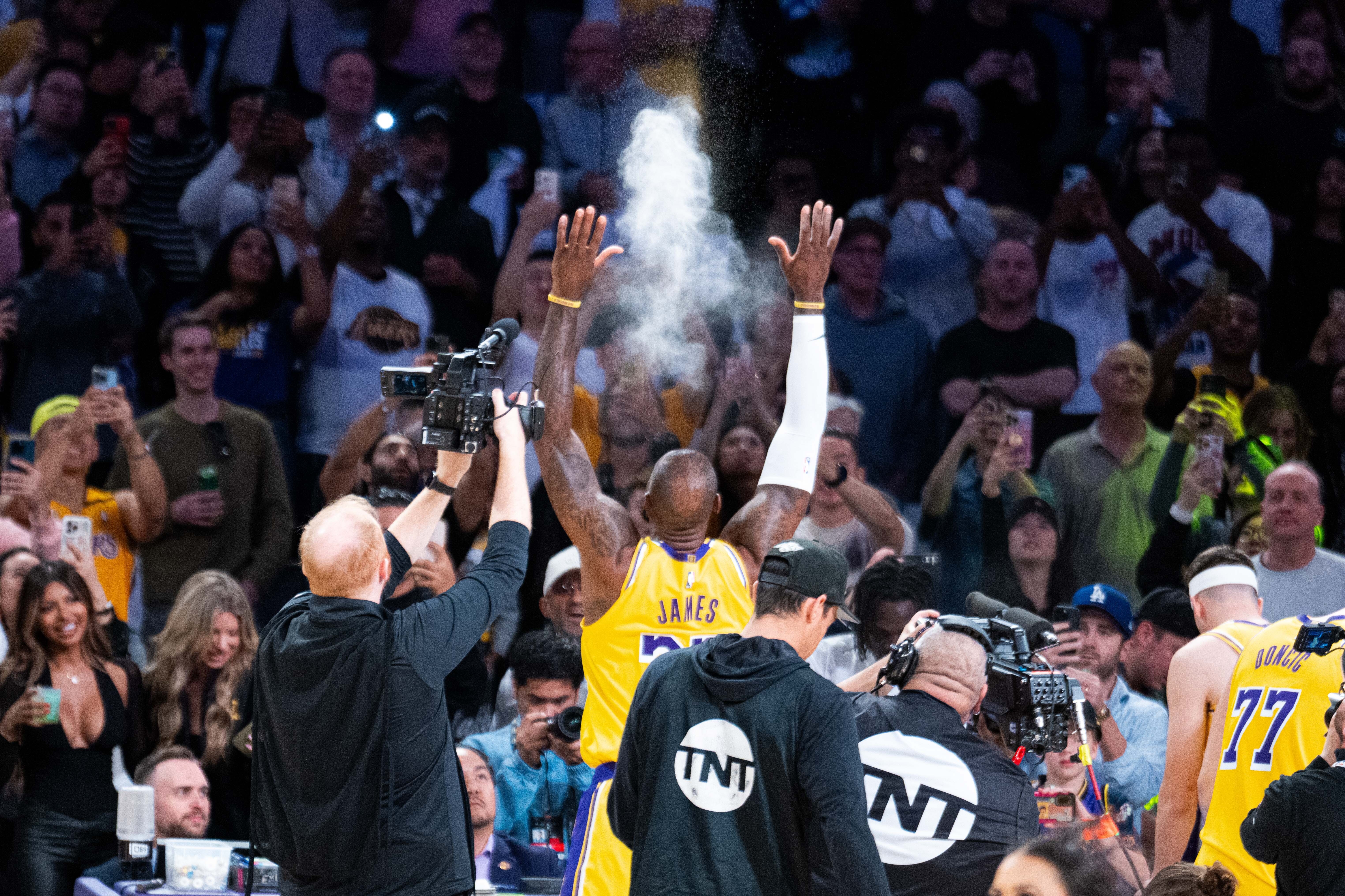 從目前的情況看 詹姆斯的確有可能前往其他聯(lián)賽延續其職業(yè)生涯