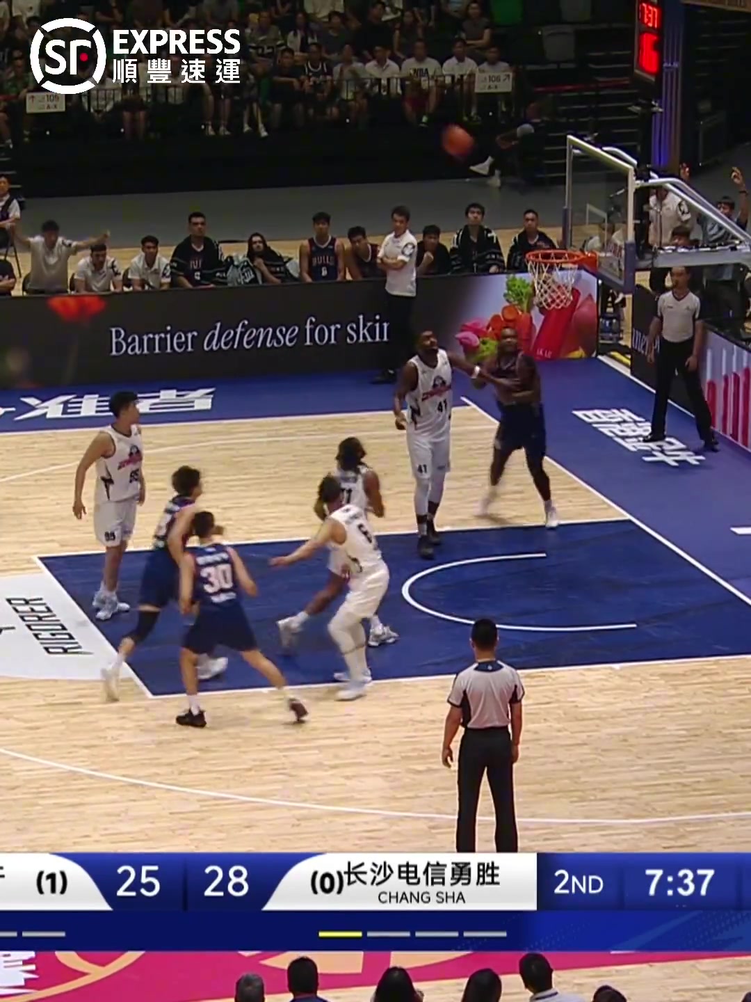 三分射手！香港金牛董健展現外線(xiàn)投射能力 命中4記三分拿13分3板