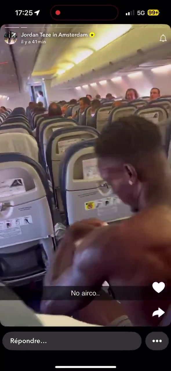 畫(huà)面太美??摩納哥前往客場(chǎng)的飛機空調出故障，球員紛紛脫衣散熱