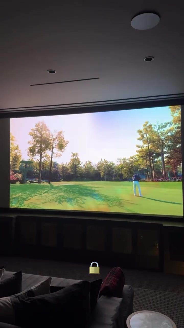 線(xiàn)上線(xiàn)下愛(ài)不釋手！詹姆斯曬自己玩高爾夫大師賽游戲畫(huà)面