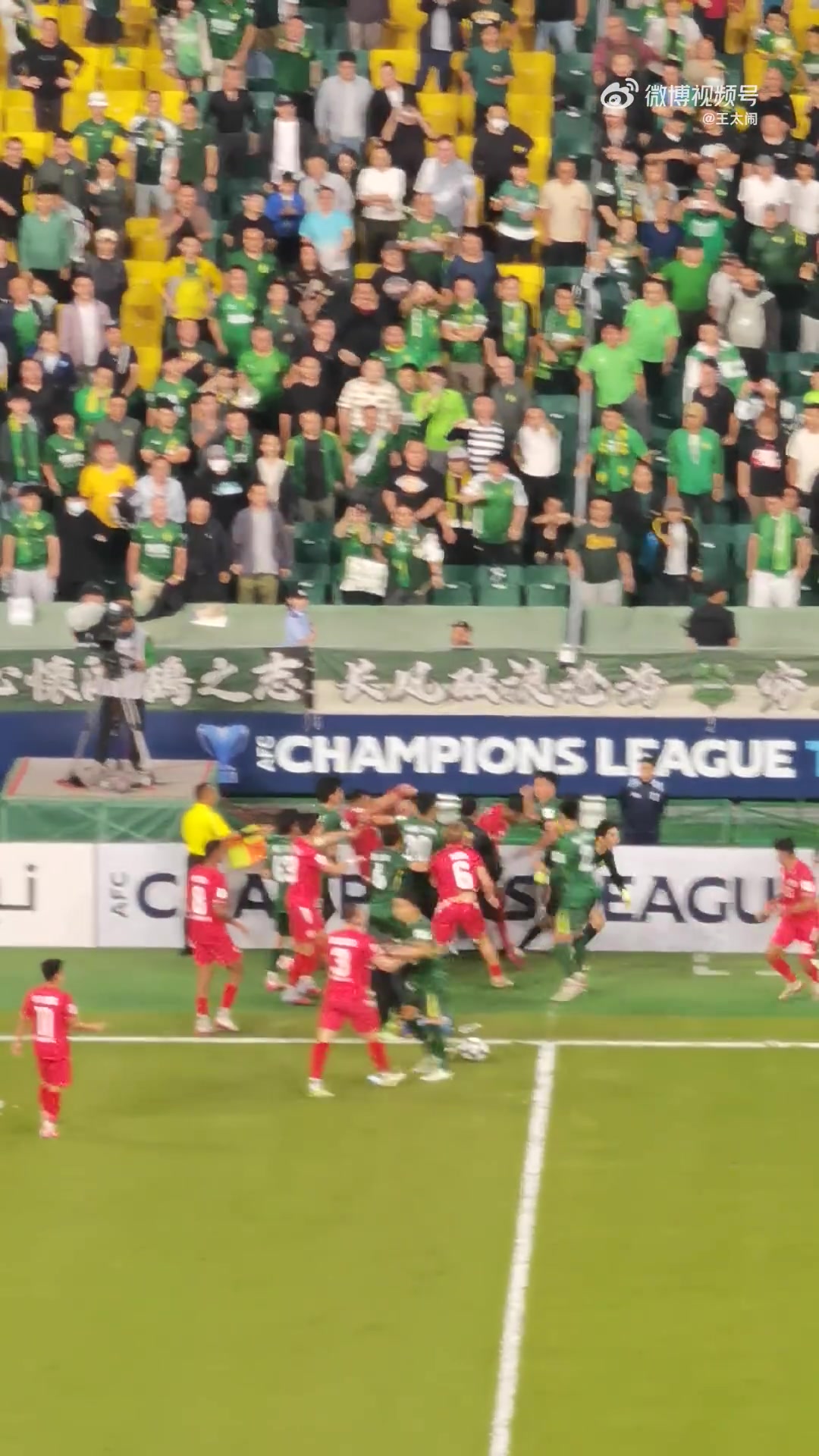 第80分鐘，國安和河內球員爆發(fā)激烈沖突，觀(guān)眾朝場(chǎng)內扔下水瓶