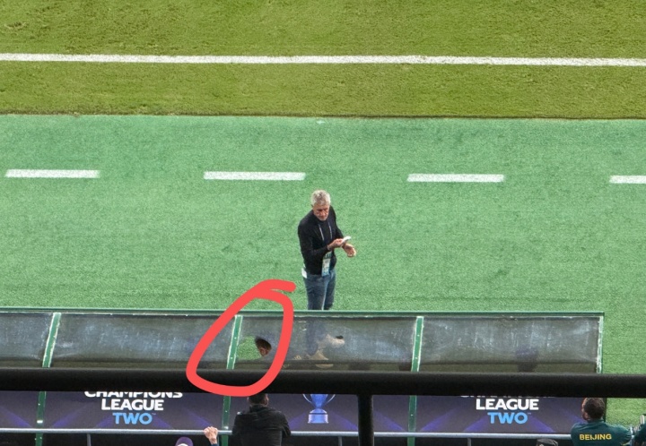 去年蘇亞雷斯曾被林良銘鏟骨折，今年塞蒂恩又被恩加德烏“開(kāi)瓢”