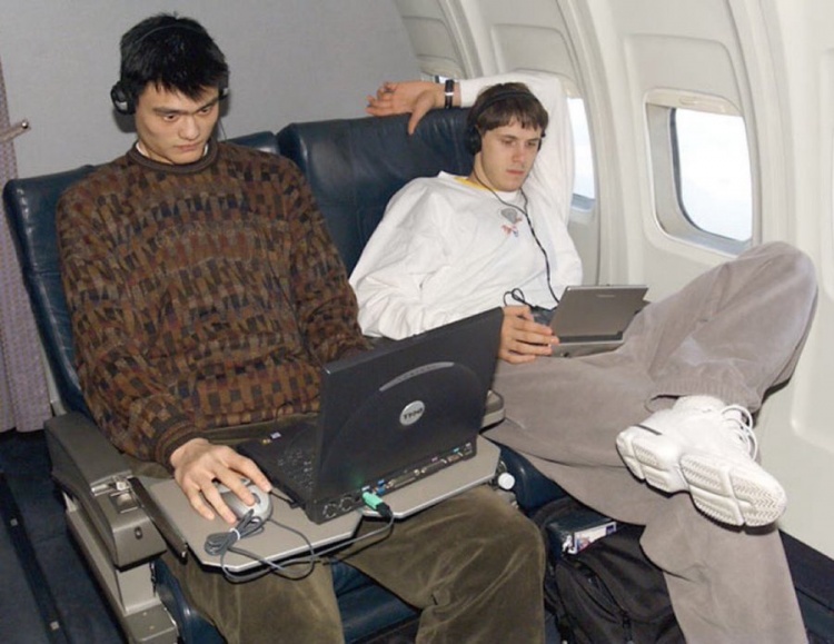 美媒曬姚明新秀年在飛機上玩過(guò)山車(chē)大亨 隊友：他玩的是戰火英雄