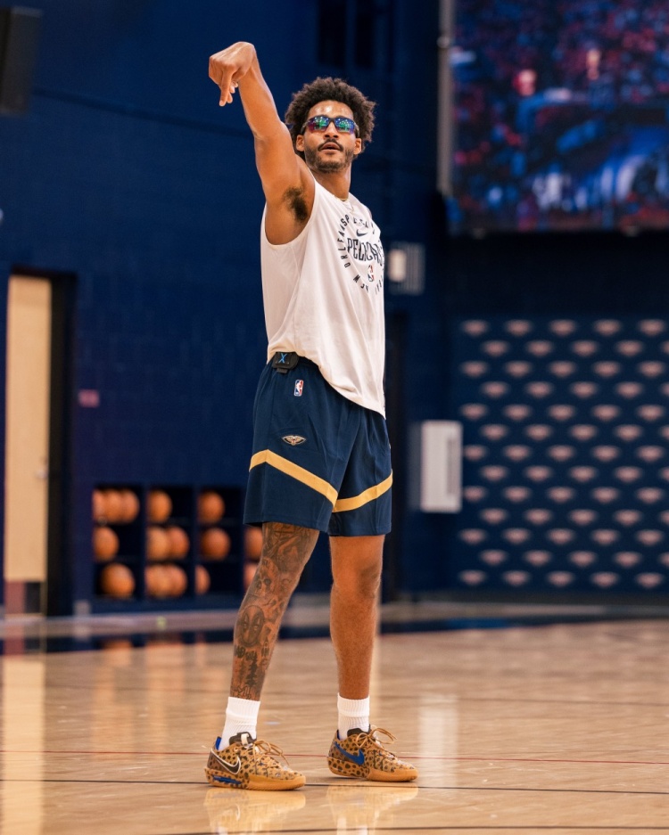 帥氣&期待新賽季！鵜鶘官方曬新援普爾戴眼鏡訓練照