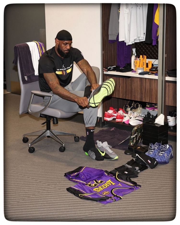 詹姆斯談迷信：每場(chǎng)賽前我都會(huì )把球衣擺在地上 感覺(jué)不對就換球鞋