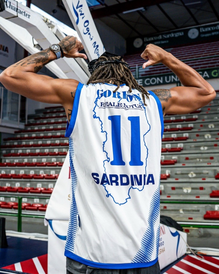 遙遠的他不可以再歸家！戈登在意大利穿上其已故哥哥的球衣