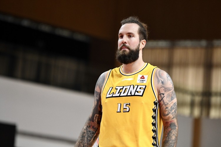 足籃兩開(kāi)花！前廣廈外援拉杜利察加盟家鄉足球隊踢前鋒