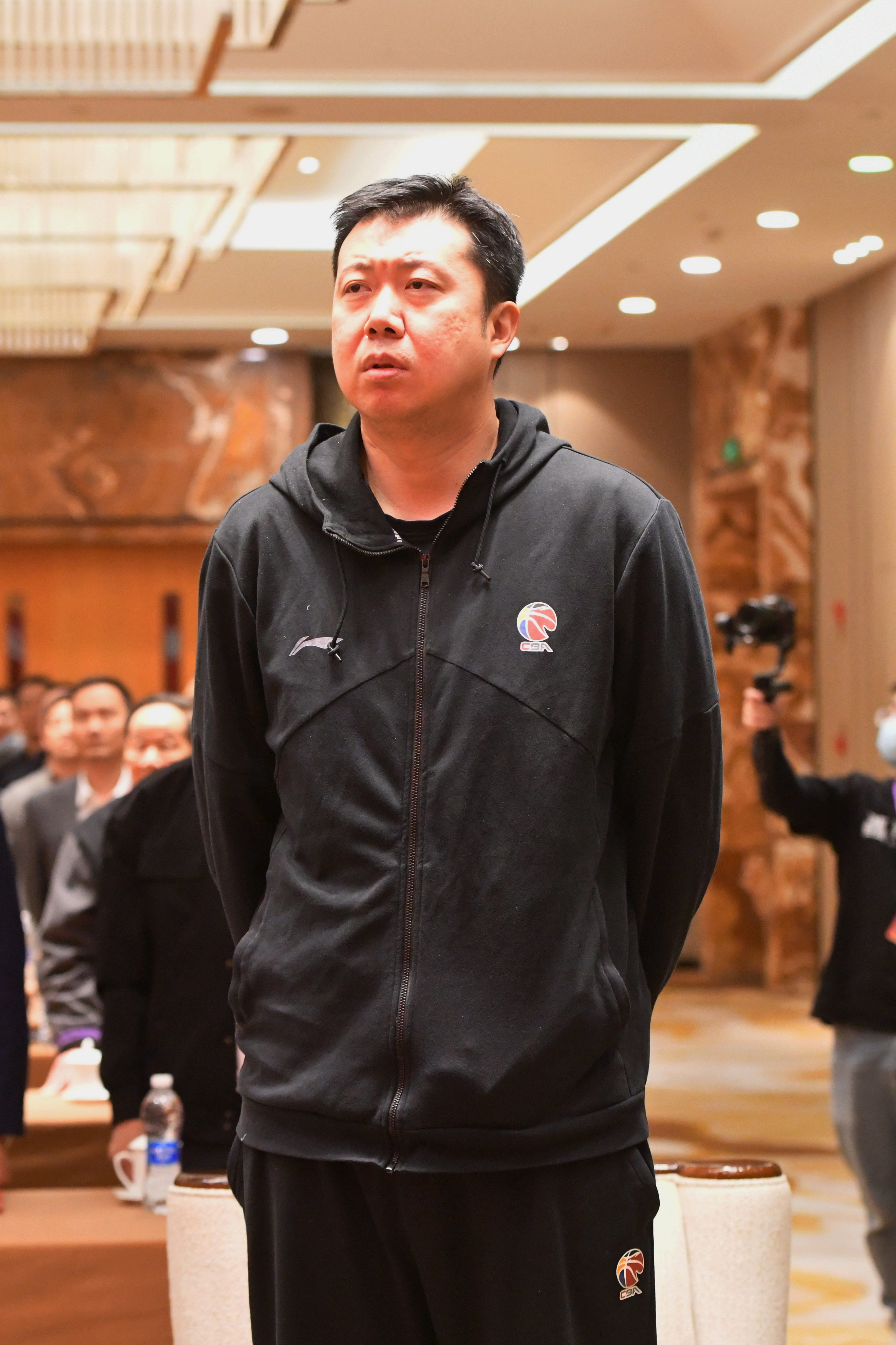 媒體人：王治郅身份特殊無(wú)法全職進(jìn)入國家隊 但近年來(lái)他有召必到