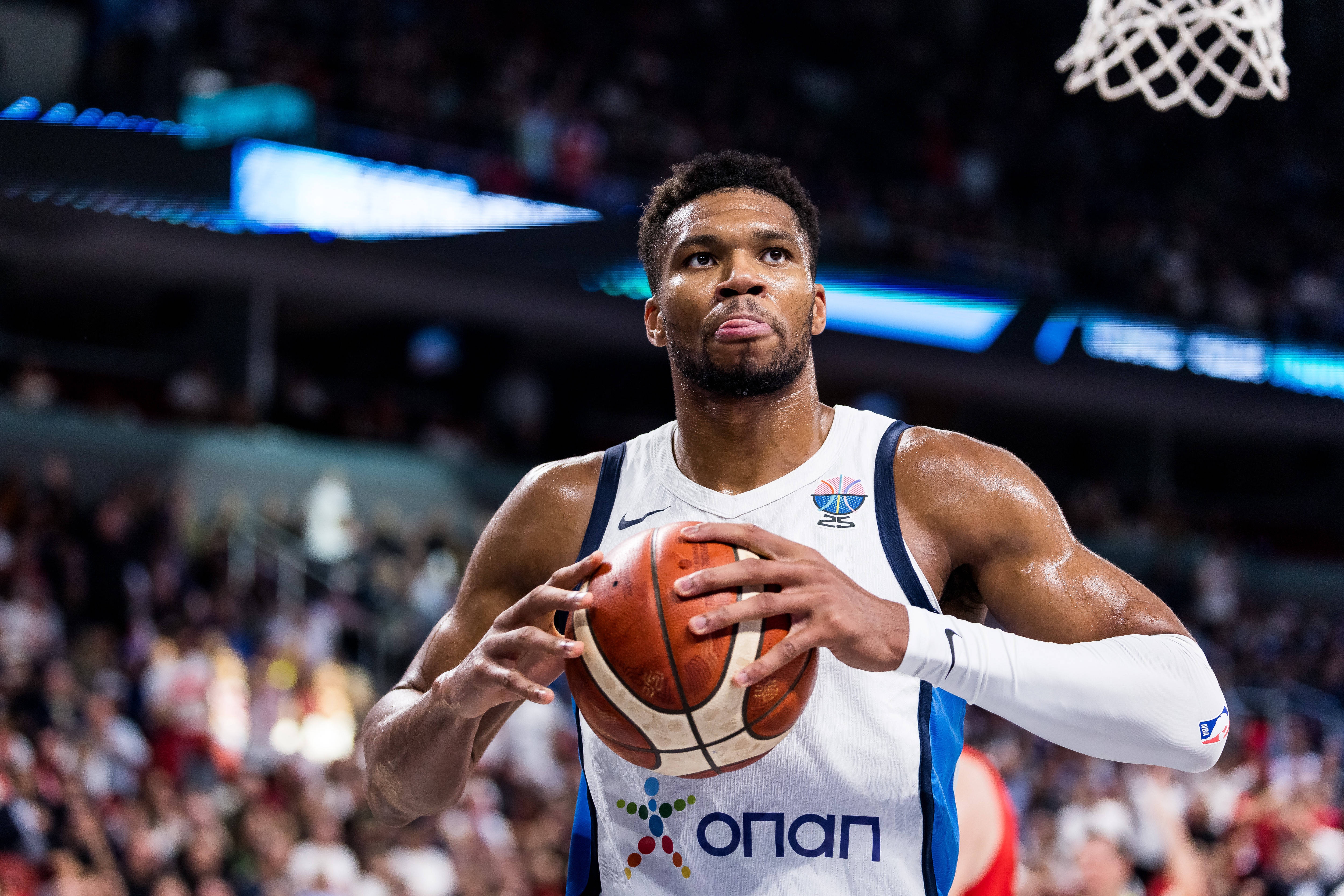 大格局！歐媒：字母哥主動(dòng)聯(lián)系申京 最終雙方達成和解