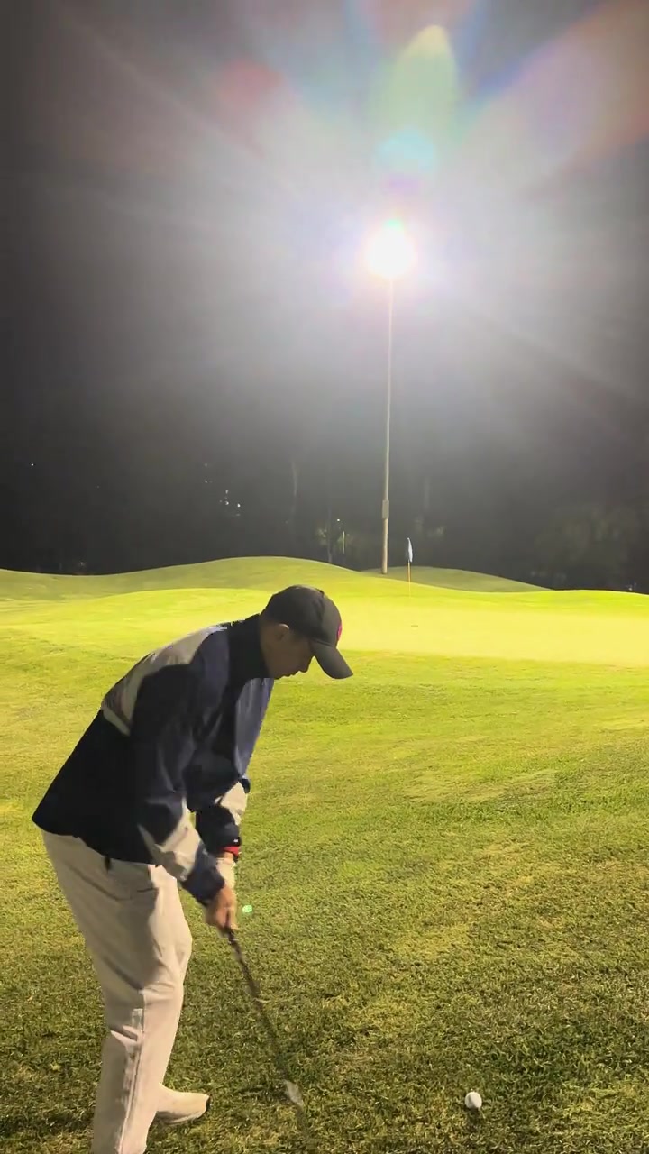 趙繼偉打高爾夫：隨手拍到一個(gè)原聲?shū)B(niǎo)切！有點(diǎn)過(guò)于興奮了