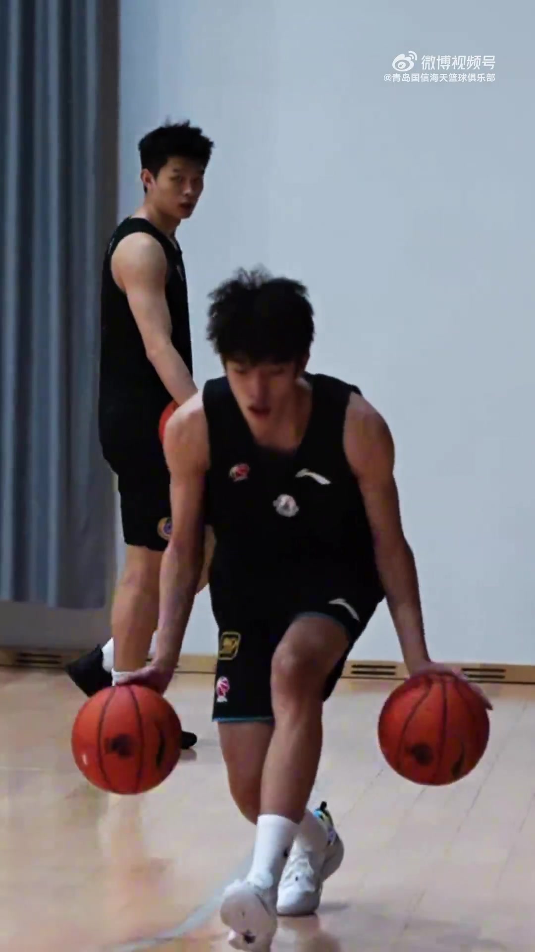 揮灑汗水！青島男籃曬訓練日常：為賽場(chǎng)蓄力！