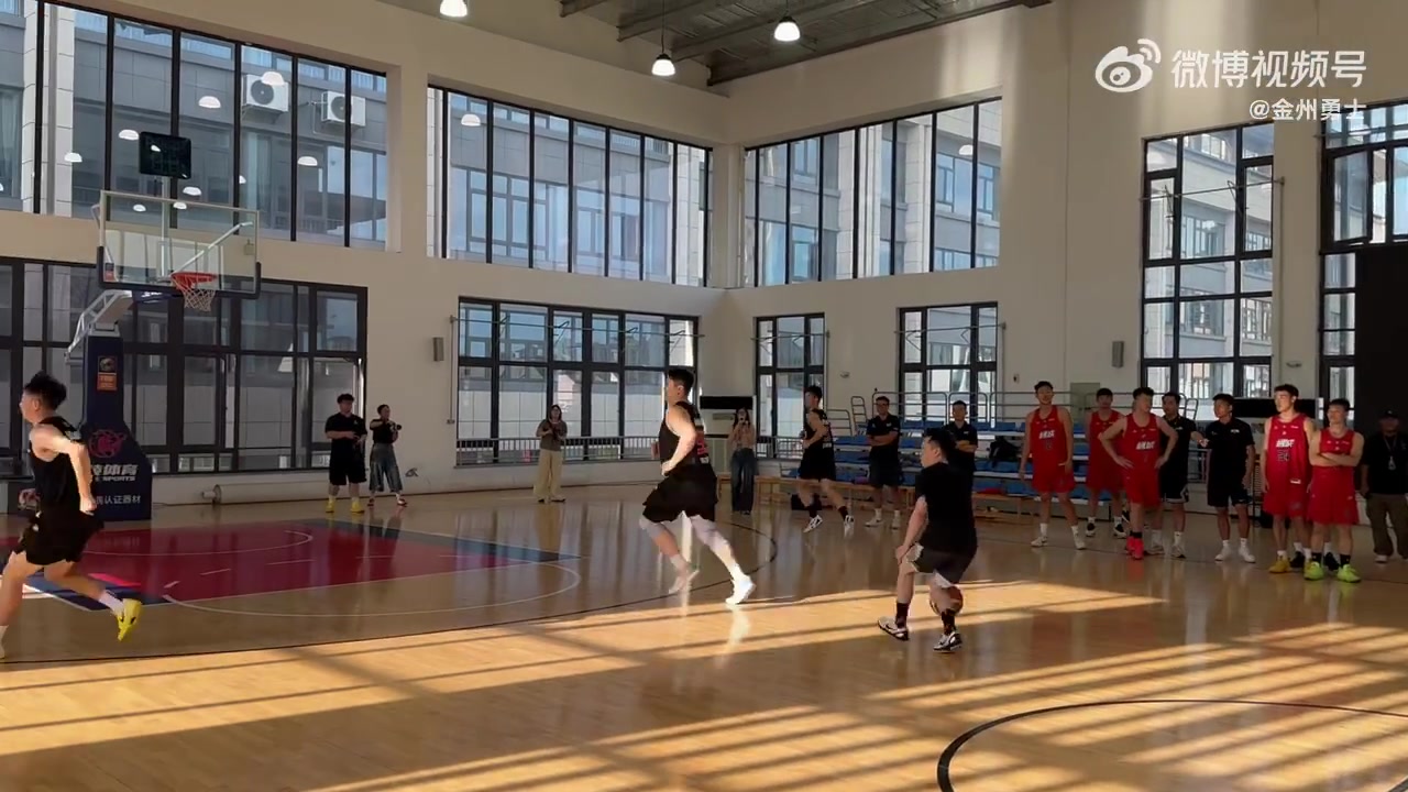 追夢(mèng)指導上線(xiàn)！德雷蒙德-格林現身浙BA訓練賽 并在場(chǎng)邊進(jìn)行了指導