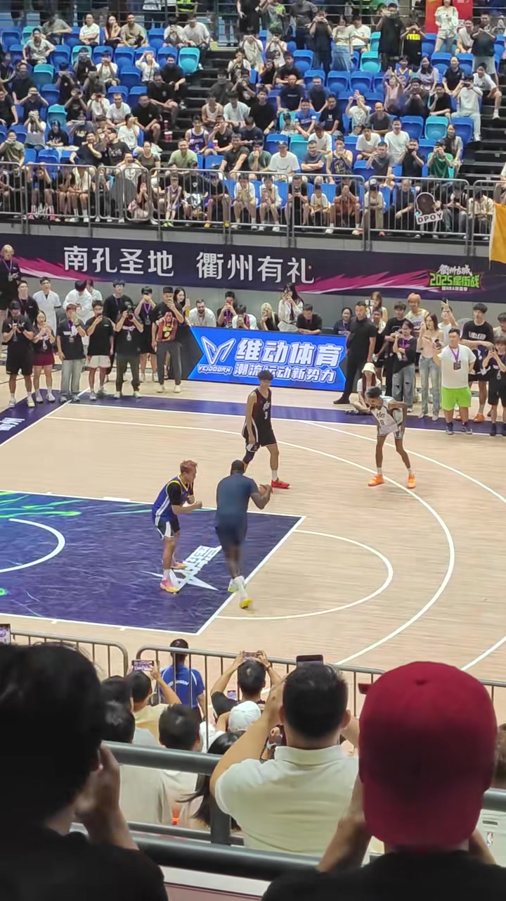 效果拉滿(mǎn)??追夢(mèng)將穿著(zhù)普爾球衣的程鑫凱掀翻在地&拉拽鎖喉五米