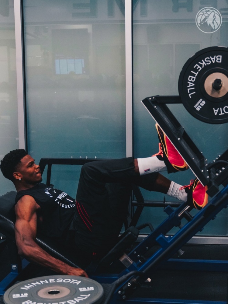 森林狼官方曬華子訓練照！這肌肉線(xiàn)條強得可怕！