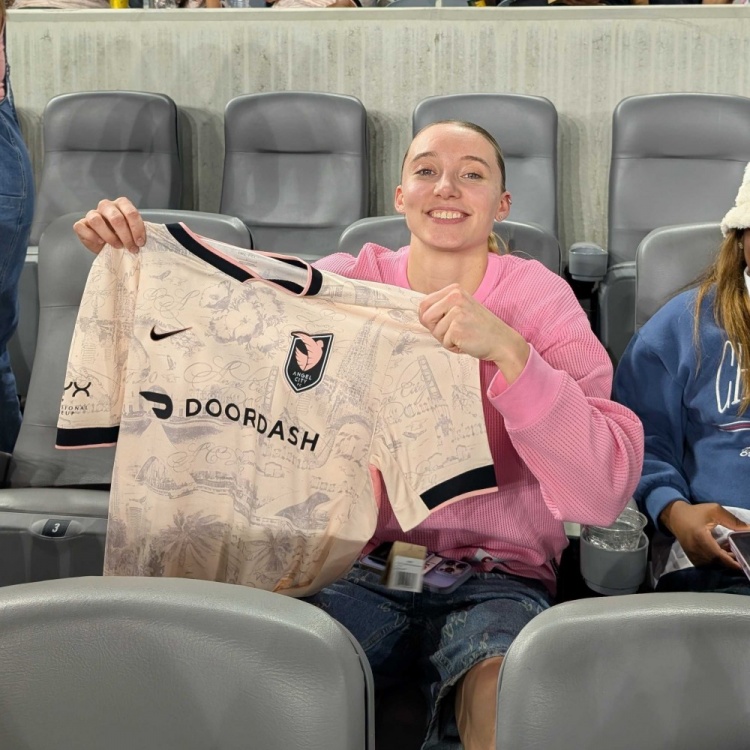 已經(jīng)是大人物了！佩奇-布克斯洛杉磯觀(guān)看女足聯(lián)賽獲贈球衣！