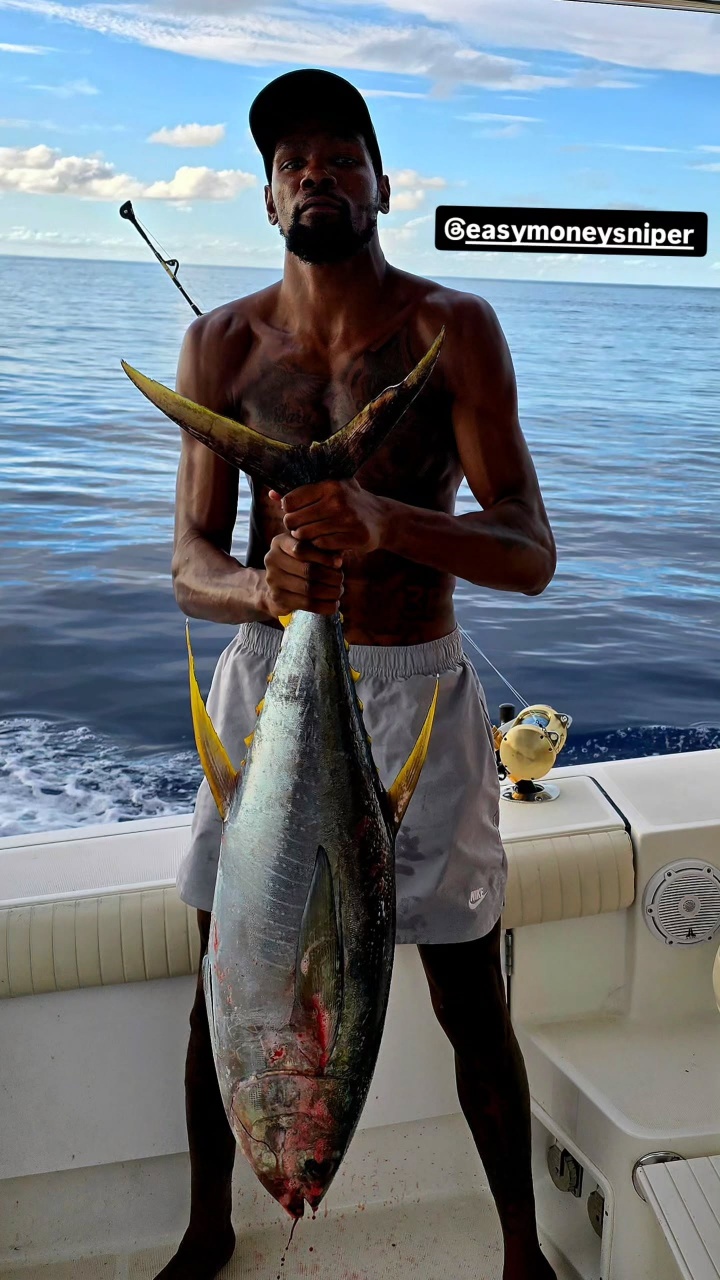 這兩條魚(yú)挺大??亞當斯和杜蘭特相約釣魚(yú) KD眼鏡一戴氣質(zhì)太絕了