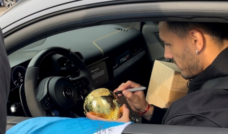 家祭無(wú)忘告乃翁！外媒：球迷復刻世界杯獎杯只差梅西的簽名