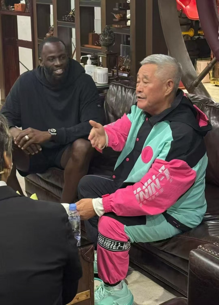 這聯(lián)動(dòng)！追夢(mèng)前往《劉老根大舞臺》和趙本山合照