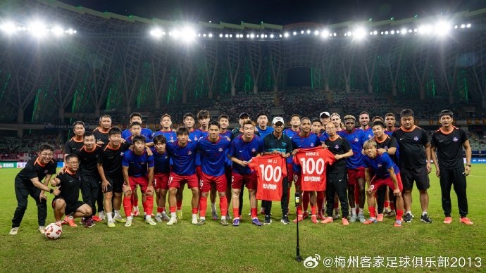 梅州客家球員廖均健、羅德里格 代表球隊出戰第100場(chǎng)正式比賽