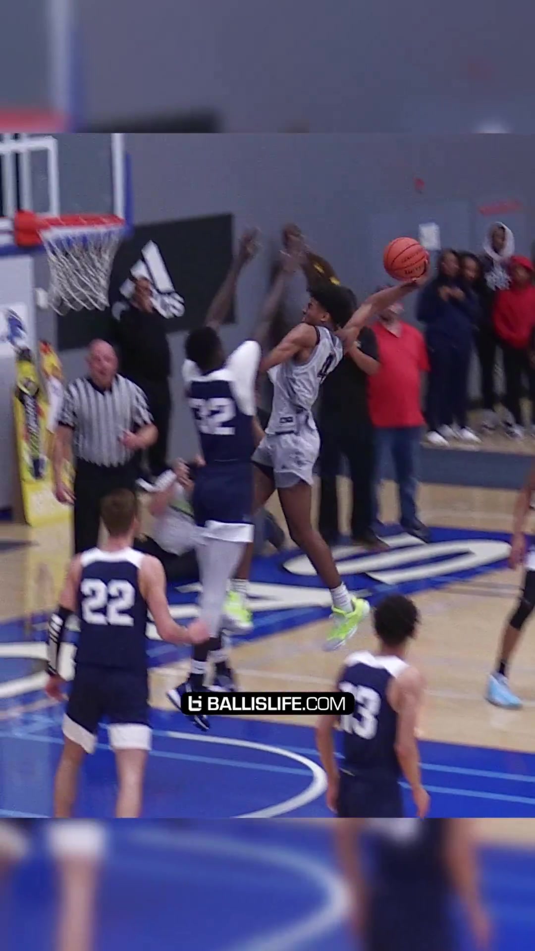 在太陽(yáng)能否打出來(lái)？美媒曬杰倫-格林高中炸裂隔扣視頻 身體是真好