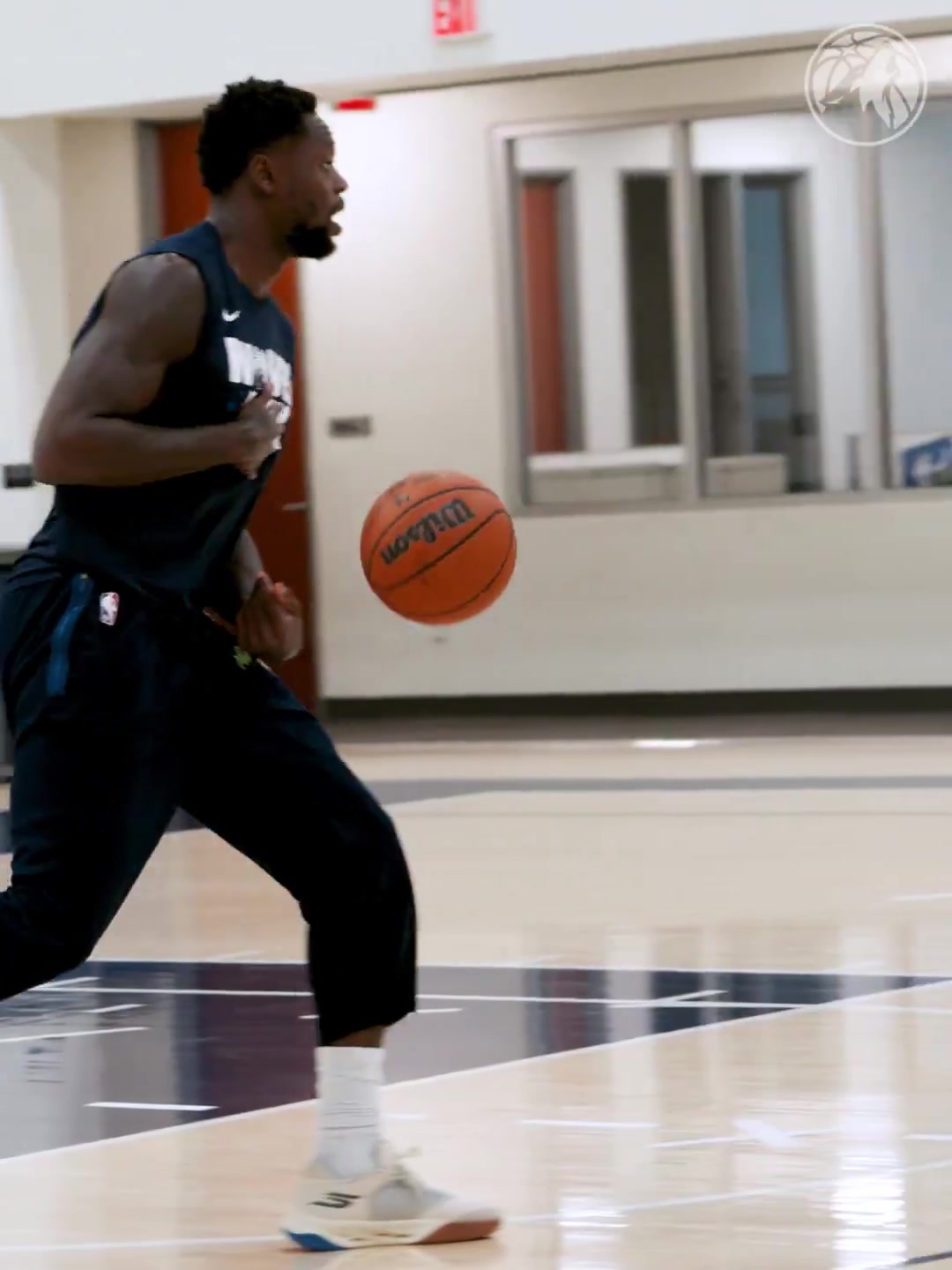 球隊兩大攻堅利器！森林狼官推曬愛(ài)德華茲和蘭德?tīng)栆黄鹩柧氁曨l