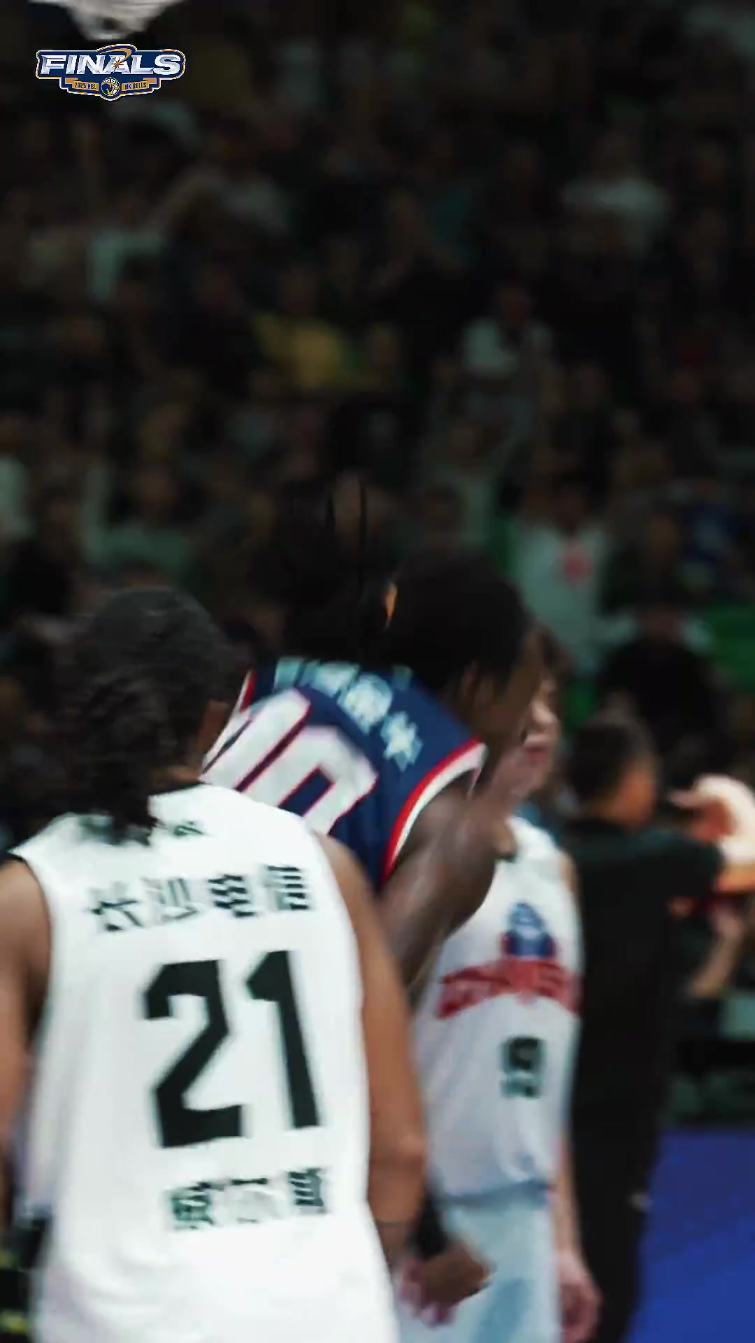 克羅斯接董健助攻完成雙手暴扣引爆全場(chǎng)！觀(guān)眾尖叫歡呼海嘯般襲來(lái)